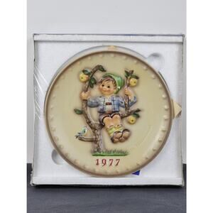VTG GOEBEL HUMMEL 1977 ANNUAL BAS-RELIEF PLATE w COA Germany Sealed